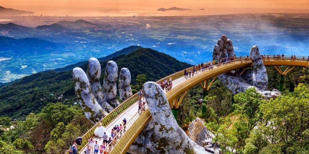 Bà Nà Hills điểm check-in nổi tiếng với thiết kế bàn tay khổng lồ ấn tượng 