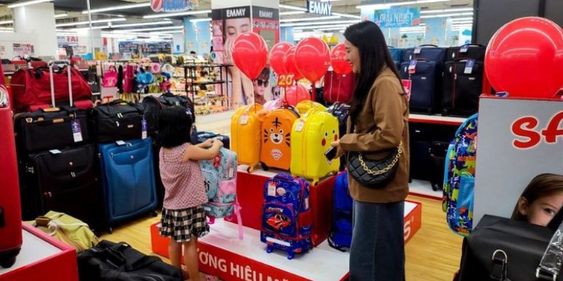 Khách hàng lựa chọn sản phẩm tại Sakos 