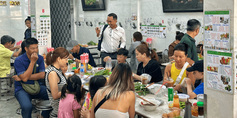 Không gian quán gần gũi, thoáng mát