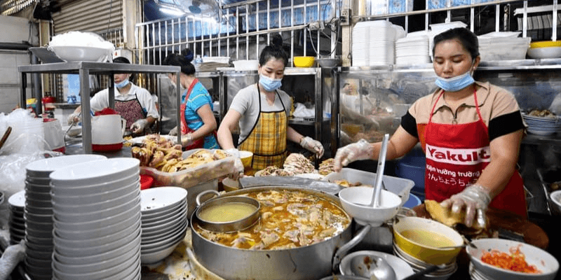 Nước dùng đậm đà nhờ được hầm trong nhiều giờ