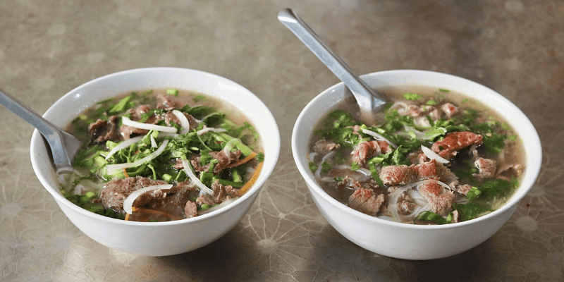 Phở cụ Tặng với nhiều thịt bò, bắt mắt