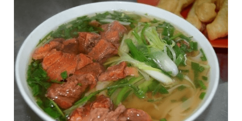 Phở Xuyến với bò sốt vang đặc sản