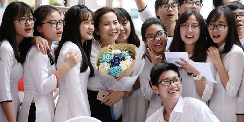 Học sinh hát cùng thầy cô ngày 2011